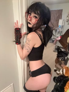 Sammynoodlesoup - black lipstick red glasses